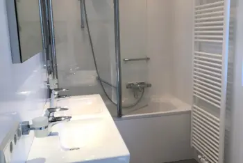 SPR012 1 Badkamer 1 met ligbad dubbele wastafel en wc