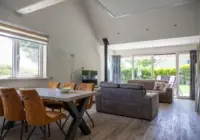 Nmr 3 Fazant eettafel en bankstel vanuit de keuken