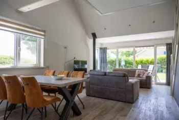 Nmr 3 Fazant eettafel en bankstel vanuit de keuken